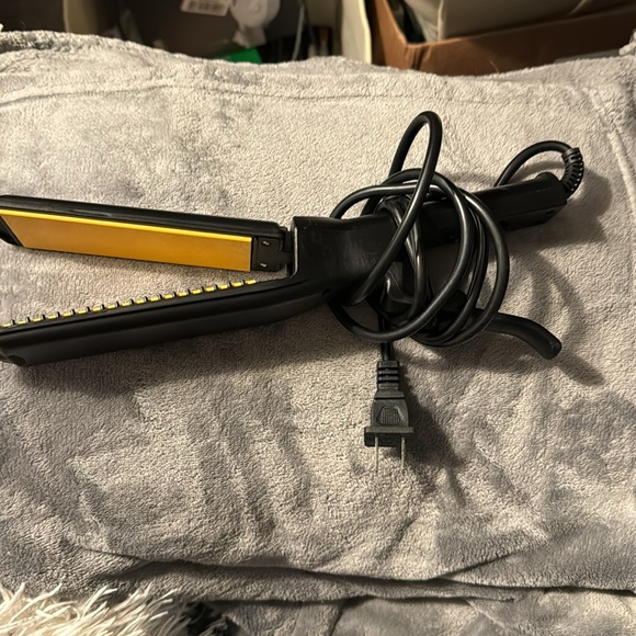 New ceramic flat iron never used - Picture 2 of 6